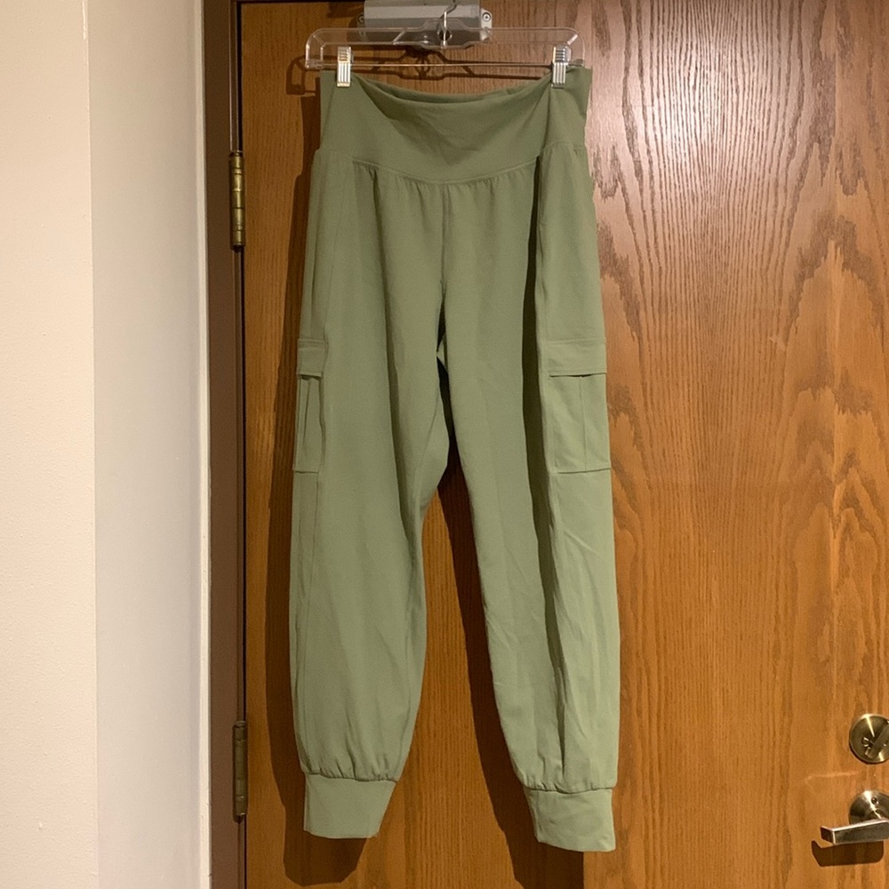 Athleta salutation cargo jogger